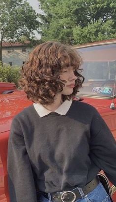 Curly Hair Layered Bob, Middle Length Curly Hair, Curly Short Hair Aesthetic, 2c Hair Short, Short Haircut Ideas For Curly Hair, Short Loose Curly Hair, Shorter Curly Haircuts, Short Grunge Hair Curly, Short 2c Hair