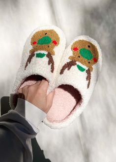 Super cozy and comfy holiday slippers are perfect for wearing at home or giving it as a Christmas gift. Match with your friends and family to elevate holiday season. 👣 Size Selection: For more snug fit please size up US shoe sizing 7 (perfect for kids!) 8 9 10 Please message us with any questions that you may have! Reindeer Slippers, Holiday Slippers, Slippers Christmas, Christmas Slippers, Slippers Womens, Cozy Slippers, Cute Slippers, Womens Christmas, Ultimate Gift Guide