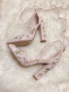 Wedding Shoes Fairytale, Heels With Flowers On The Heel, Fairy Prom Shoes, Embroidered Bridal Shoes, White Floral Heels, Pastel Heels Aesthetic, Floral Wedding Heels, Flower Shoes Heels, Floral Heels Wedding