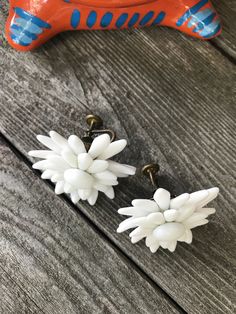 "Beautiful Vintage WESTERN GERMANY Celluloid White Daisy Flower Screw Back EARRINGS A beautiful vintage pair of earrings. With cool flexible petals . They measure approximately 1 1/2\" in diameter. They are in excellent vintage condition and will arrrive gifted nicely 🎀 Perfect for any ear- pierced or not. I don't have pierced ears and I cannot tell you how many gifts I have received of pierced earrings over the years ...vintage clips & screw backs are a pretty thoughtful solution if you ar Vintage Flower Earrings, Vintage Drop Earrings With Flower Charm, Vintage White Dangle Flower Earrings, Retro White Flower Jewelry, Vintage White Flower Drop Earrings, Vintage Dangle Earrings With Flower Charm, Vintage White Drop Clip-on Earrings, Handmade Vintage White Clip-on Earrings, Vintage Flower Charm Dangle Earrings