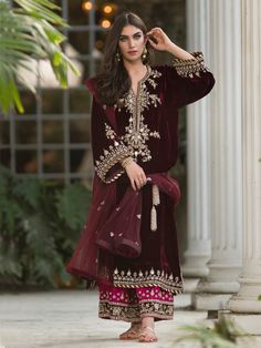 Misha Lakhani, Fall/Winter 2016 Winter Kurti, Kurta Fashion, Orang India, Dress Pakistani, Dresses Velvet, Dress Pictures, Velvet Dress Designs, Desi Wear, Gaun Fashion