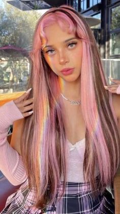 Pastel Pink Highlights, Highlights Pink Hair, 2022 Hair Color, Highlights Pink, Pastel Pink Hair, Pink Highlights, Edgy Chic, Hair Color Trends