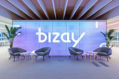 three chairs and a table in front of a wall with the word dizzy on it