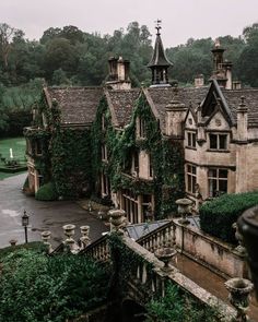 an old building with ivy growing on it