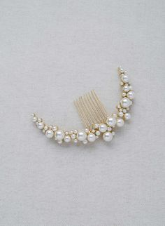 Love pearls? So do we! Style this crescent, pearl-scattered comb in a bun or half-up hairstyle for an elegant effect and pair with our 2427 pearl earrings for even more romance. Adorned portion measures approximately 5 inches wide and 3 inches high. Austrian pearls Finished with a gold or rhodium plated wire comb. Available in gold or silver. Romantic Updo Wedding, Embellished Veil, Tulle Hair Bows, Pearl Hair Accessories, Pearl Comb, Crystal Cluster Earrings, Bow Scarf, Pearl Veil, Romantic Updo