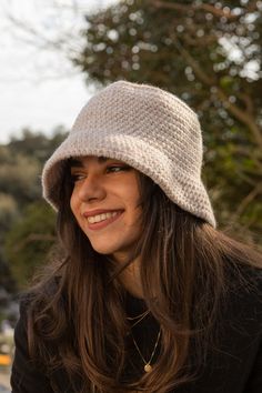 Cappello uncinetto donna vari colori Cappello pescatore Beige Casual Winter Crochet Bucket Hat, Winter Bucket Hat In Cotton Yarn, Beige Crochet Bucket Hat For Winter, Winter Cotton Crochet Bucket Hat, Cappello Cloche, Crochet Women, Women Hat, Fisherman Hat, Crochet Wool