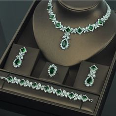 Diamond Wedding Jewelry, Expensive Jewelry Luxury, Diamond Necklace Designs, Crystal Jewelry Sets, Luxury Necklace, Expensive Jewelry, Fancy Jewellery, Emerald Jewelry, Girly Jewelry