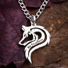 Einsamer Wolf Halskette Von Hand geschnitten Schmuck US halb | Etsy Wolf Jewelry Silver, Jewelers Saw, Wolf Necklace, Wolf Jewelry, Be Fearless, Silver Wolf, Jewelry Drawing, Wolf Design, Friends Set