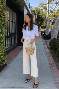 Stile Casual Chic, Minimalist Summer, White Short Sleeve Shirt, Outfit Chic, Minimalist Dresses, Summer Work Outfits, Looks Street Style, Denim Trends