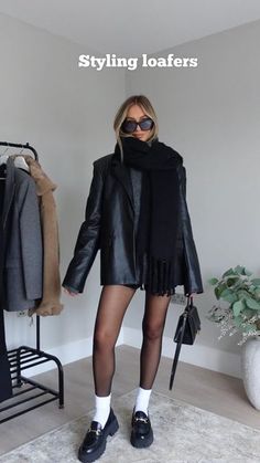 Winter Outfits Black Blazer, Black Shorts And Loafers, Sock Loafers Outfit, Looks With Loafers Women, Outfit Ideas With Mocassins, Croc Loafers Outfit, Platform Black Loafers Outfit, Alexx Coll Outfits, Chunky Loafers And Shorts