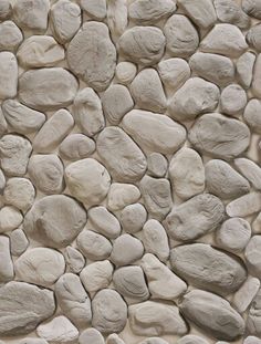 a stone wall that has been made into a pattern with small rocks on the side