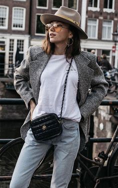 Beatrice Gutu, Office Boho, Tinted Glasses, Black Attire, Chic Scarves, Moda Jeans, Looks Street Style, Street Style Winter, Parisian Chic