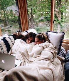 Cute Best Friend Pictures At Home, Bff Asethic, Friendship Asethic, 2 Bff Pictures, Amigas Aesthetic, Best Friend Fotos, Bff Sleepover, Friendship Goal, Bsf Goals