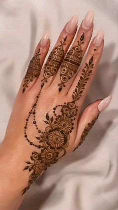 Henna Designs Both Hands, Aesthetic Henna Designs, Aesthetic Henna, Henna Designs Back, Spine Tattoo Ideas, Cute Henna Tattoos, Henna Style Tattoos, Unique Tattoo Ideas