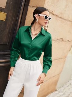 Satijnen Blouses, Green Outfits For Women, Outfit Ideas Modest, Satin Shirts, Drop Shoulder Shirt, Satin Blouses, Plaid Blouse, Style Noir