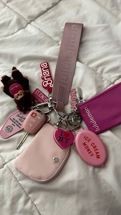 School Keychain Ideas, Cute Car Keychains, Keychain Essentials, Car Keychain Aesthetic, Car Keys Aesthetic, Lululemon Keychain, Girly Car Accessories