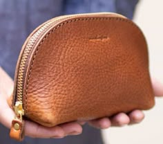 Leather Wallet Ideas, Diy Pouches, Handbag Making, Bags For Work, Leather Dopp Kit, Leather Patterns, Leather Fanny Pack