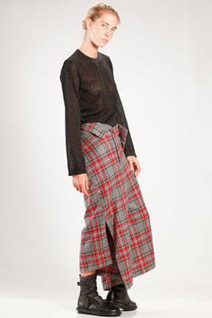 gonna-pantalone lunga e asimmetrica in tartan di lana e nylon - JUNYA WATANABE Divided Skirt, Tartan Fashion, Tartan Kilt, Wide Trousers, Junya Watanabe, Kilt, Comme Des Garcons, Winter Collection, Borders