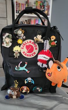 Backpacks With Keychains, Anime Backpack Aesthetic, Kanken Backpack Decoration, Art Bag Aesthetic, Anime Pins On Backpack, How To Make Pins For Backpack, School Bag Decoration Ideas, Backpack Keychains Aesthetic, Bag With Pins Aesthetic