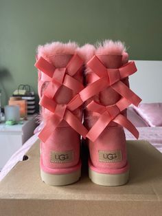 Pink Bailey Bow Uggs, Bow Uggs, Pearl Boots, Boots Uggs, Cute Uggs, Winter Swag, Glamour Vintage, Rainbow Shoes