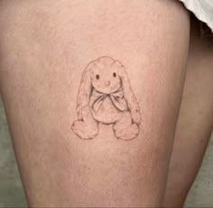 a small drawing of a teddy bear on the thigh