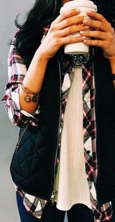 to top off the perfect layered fall outfit ....alex and ani bracelets...I'm sure thats a pumpkin spiced latte too #fashion Layering Outfits Fall, Jessie James Decker, The Cardigans, Kristin Cavallari, Fall Winter Wardrobe, Minimal Chic, Boutique Fashion, Light Sweater