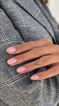 Discover the best bridesmaid nails ideas that you will absolutely love. Get inspired for your wedding day with stunning nail designs. Current Nail Trends, Simple Gel Nails, Minimal Nails, Casual Nails, Dots Nails, Nail Styles