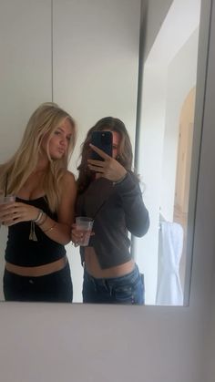 Best Friend Photoshoot, Low Rise Flare Jeans, Insta Models, Friend Photoshoot, New School Year, Dream Hair, Selfie Poses, Friend Photos