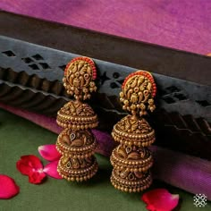 Malabar Gold Jewellery Necklaces, Jumkas Antiques, Jumkas Gold, Jhumki Earrings Gold, Indian Bridal Jewellery Set, Big Earrings Gold, Gold Jhumkas, Temple Jewellery Earrings, Bridal Jewellery Set