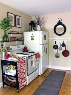 two tone kitchen cabinets grey and white Small Apartment Kitchen Decor, Small Apartment Organization, Small Apartment Kitchen, Cottage Shabby Chic, First Apartment Decorating, Kitchen Decor Apartment, Small Kitchen Decor, Apartment Organization, Casa Vintage