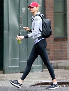 Karlie kloss Karlie Kloss Style, Look Legging, Custom Nike Shoes, Karlie Kloss, Gym Style, Athleisure Outfits, Workout Outfit, Sporty Outfits, Gym Wear