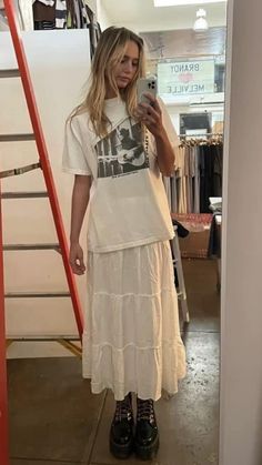 Nyc Winter Outfits, White Skirt Outfits, Nyc Winter, Look Grunge, White Long Skirt, Long Skirt Outfits, Maxi Skirt Outfits, Rock Outfit, School Looks