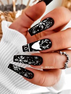 Christmas Snowflakes Nails, Black And White Nail, Nagellack Trends, Winter Nails Acrylic, Cute Christmas Nails, Christmas Gel Nails, Christmas Nail Art Designs, Snowflake Nails, Nails 2021