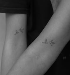 Matching flying birds tattoo for besfriends, fine line style Miniscule Tattoos, Fine Line Tattoos Sleeve, Minimalist Daughter Tattoo, Unique Tiny Tattoo Placement, Tattoos To Get For Your Son, Hip Bird Tattoo, Minimal Sparrow Tattoo, Single Mum Tattoo Ideas, Elegant Bird Tattoos