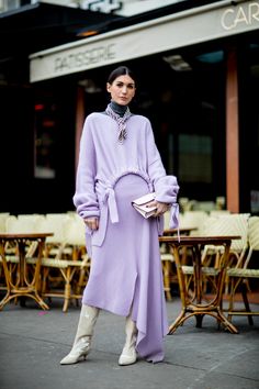 Paris Fashion Week Street Style Fall 2018 Day 5 - The Impression Lavender Outfit, Paris Street Style Fall, Street Style Blog, Moda Paris, Paris Fashion Week Street Style, Fashion Trends Winter, Womenswear Fashion, School Looks, Fashion Blogger Style