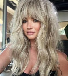 Lightened blonde with layered cuts and iconic Brigit Bardot bangs, merging vintage charm with modern finesse. Shags With Bangs, Blond Pony, Blonde Pony, Bardot Bangs, Trendy We Fryzurach, Long Blonde Wig, Blonde Hair With Bangs, Hot Hair Colors, Shag Hairstyles