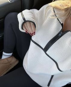 Winter Everyday Outfits, Blonde Hair Color Fall, Outfit Ideas Uggs, Comfy Casual Winter Outfits, Fall Sweater Aesthetic, Quarter Zip Outfit, Prettiest Celebrities, Legging Outfits, Chill Outfits