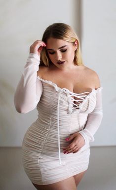 No Curvy Model, I Watch, Plus Size Beauty, Photo Instagram, Curvy Fashion, Passion For Fashion, Beauty Women, Off Shoulder Dress