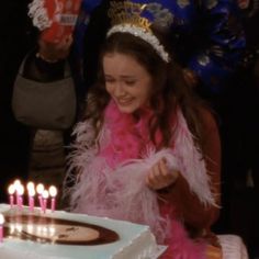 Gilmore Girls Season 1, Rory Gilmore Style, Gilmore Girls, Birthday Parties, Candles, Cake, Birthday