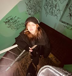 Cig Pics Aesthetic, Teenage Dirtbag Poses, Grunge Pics Ideas, Teenage Dirtbag Photoshoot, Teenager Dirtbag Aesthetic, Grunge Aesthetic Photoshoot, Hot Girly Icon Outfit, Grunge Poses Photography, Self Taken Photoshoot Ideas