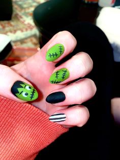 Frankenstein Toenails, Short Green Halloween Nails, Monster Nails Halloween, Frankinstine Nails, Frankenstein Nail Designs, Frankenstein Nails Acrylic, Green Nails Halloween, Black And Green Halloween Nails, Green And Black Halloween Nails