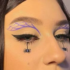 Halloween Inspired Eyeliner, Simple Halloween Makeup Looks Eyeliner, Fall Graphic Liner, Hallowen Meka Up, Graphic Eyeliner Halloween, Halloween Graphic Liner, Simple Halloween Makeup Looks For Work, Spooky Eyeliner, Simple Halloween Eye Makeup