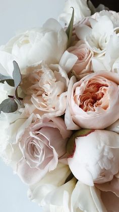 a bouquet of white and pink flowers on a table