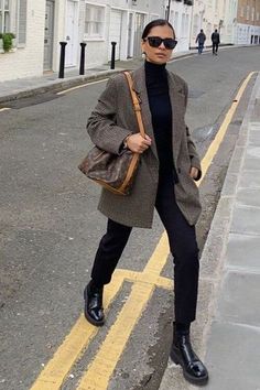 London Business Casual Women, Monochromatic Outfit Work Wear, Cozy Fall Outfits Aesthetic 2023, Emitaz Outfits Winter, French Daily Fashion, Dressy Causal Outfits Women, Work Casual Winter Outfit, Causal Work Outfits For Women Winter, February Outfit Ideas Winter