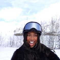 Cindy Miranda on Instagram: "OMG quelle expérience! Le ski, j’ai adoré !!!  Trop hâte de vous sortir le vlog sur ma chaîne YouTube !!!  Une Saint Valentin incroyable ❤️ Merci @_edgar_ulrich ❤️" Winter Beauty Aesthetic, Cindy And Edgar, Ski Trip Outfit Black Women, Johnny Tsunami, Pictures In Snow, Snow Day Aesthetic, Big Bear Trip, Colorado Fits