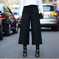 Short Wide Leg Pants Outfit, Capris With Boots, Wide Leg Capri Outfit, Wide Leg Pants With Boots, Culottes Outfit Work, All Black Business Casual, Cropped Pants With Boots, Black Culottes Outfit, Cropped Wide Leg Pants Outfit