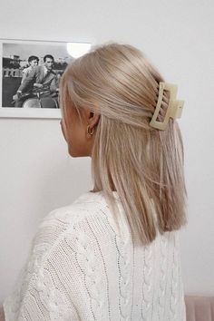 Short Hairstyle Blonde Balayage, Hair Ideas Blonde Short, Short Hair Styles And Colours, Blonde Hairstyle Aesthetic, European Summer Blonde Hair, Fine Blonde Hair Color Ideas, Pearl Blonde Short Hair, Dark Roots Blonde Hair Medium Length, Bright Blonde Long Bob