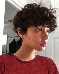 Androgynous Hairstyles, Non Binary Hair, Non Binary Haircuts, Androgynous Haircut, Androgynous Hair, Short Curly Haircuts, Shot Hair Styles, Short Hair Haircuts