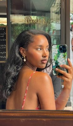 Mirror Selfie Photography, Pretty Brown Skin Women, Summer Aesthetic Black, Natural Hairstyle Ideas, Iphone Case Ideas, Iphone Cases Aesthetic, Brown Skin Women, Black Femininity Aesthetic, Femininity Aesthetic