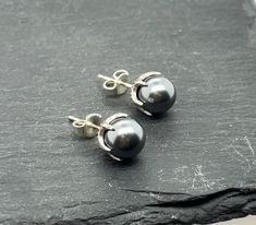 Vintage, sterling silver, black pearl, stud earrings. Excellent condition. Unsigned, but tested and confirmed to be sterling silver. The pearls measure 8mm. PLEASE MESSAGE ME WITH ANY QUESTIONS THAT YOU MAY HAVE. INTERNATIONAL SHIPPING WILL SHIP FIRST CLASS INTERNATIONAL. PLEASE NOTE BEFORE PURCHASE: IF YOU ARE PURCHASING INTERNATIONALLY (OUTSIDE THE USA) WE DO NOT ACCEPT RETURNS OR EXCHANGES OR OFFER REFUNDS ON INTERNATIONAL PURCHASES. Pearl Stud Earrings, Pearl Studs, Black Pearl, Jewelry Earrings Studs, Sterling Silber, Vintage Sterling Silver, Favorite Jewelry, Etsy Earrings, Jewelry Earrings